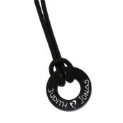 Schwarzer Kettenanhänger in Ringform mit Gravur S